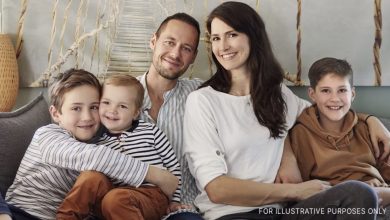 Photo of A father questions the resemblance of his middle son and decides to do a DNA test on him