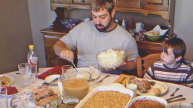 Photo of A lonely man shares his turkey with a barefoot boy, and a year later, they’re celebrating Thanksgiving together as family