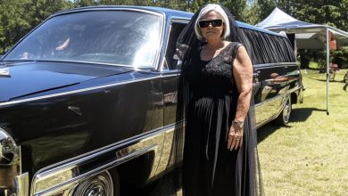 Photo of My mother-in-law crashed our wedding ceremony by arriving in a hearse, leaving a shocking “wedding gift” inside