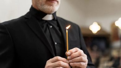 Photo of During the funeral service for a wealthy woman, the priest leaned over her coffin and was utterly shocked by what he discovered