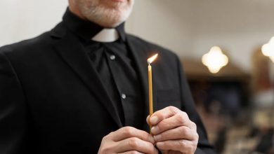 Photo of During the Funeral of a Wealthy Woman, the Priest Peered Into Her Coffin and Was Left Completely Speechless by What He Found