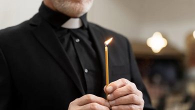 Photo of While Officiating the Funeral of a Wealthy Woman, the Priest Leaned Over Her Coffin — What He Discovered Left Him Completely Shocked