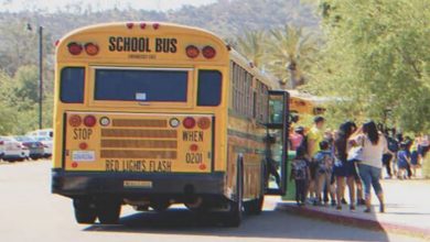 Photo of Kids force a poorly dressed girl off the school bus, mocking her with “You smell!”—until her face appears on TV, changing everything