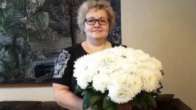 Photo of My Mother-in-Law Walked Out on My Daughter 20 Years Ago, Insisting She Wasn’t Her Son’s Child – Now She’s Returned with Flowers and Cake, Hoping to Reconcile