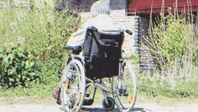 Photo of A Father Is Forgotten by His Children and Ends Up Spending the Night Outside in His Wheelchair