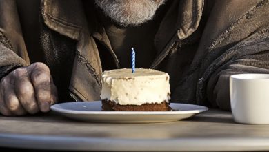 Photo of A Homeless Man Requested a Coffee for His Birthday — Hours Later, I Found Him Seated Beside Me in First Class