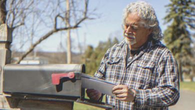 Photo of A father sends a letter to his son every week for years without receiving a response, but then, out of the blue, he gets a photo from him