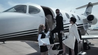 Photo of I Waited on a Wealthy Couple on a Plane, and the Next Day My Mom Introduced Me to Her Young Fiancé from the Same Flight