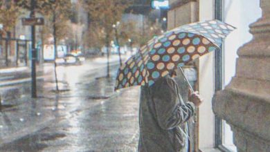 Photo of The restaurant manager kicked out an elderly woman seeking shelter, but the next day, he was shocked to see her sitting with the owner