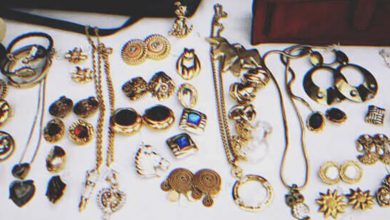 Photo of An elderly woman spots her late mother’s pendant at a flea market and suddenly hears, “I’ll pay double its price”