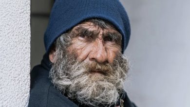 Photo of I offered shelter to a homeless man I found near the dumpster – I was left speechless when he stepped out of the shower