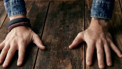 Photo of A woman notices a bracelet she created for her missing son on the waiter’s wrist after two years and confronts him before settling the bill