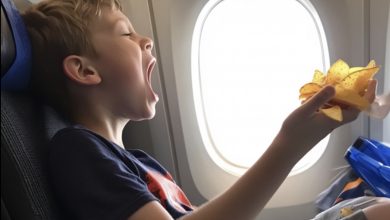 Photo of A teen in business class threw chips at me while his father laughed — they didn’t realize they’d regret it an hour later