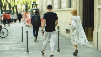 Photo of A woman sees her daughter and son-in-law, who were believed to have “tragically passed away” five years ago, and decides to follow them