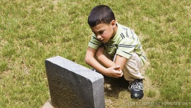 Photo of A boy visits his twin brother’s grave but doesn’t come back home even by 11 p.m.