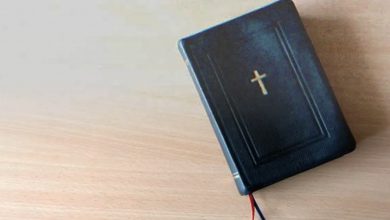 Photo of An elderly woman disowns her grandson, leaving him only a Bible and a note that says, “Open it when things get tough”