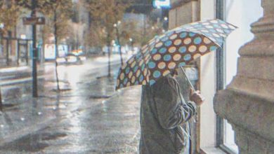 Photo of A restaurant manager turned away an elderly woman seeking shelter, only to be stunned the next day when he found her sitting comfortably with the owner