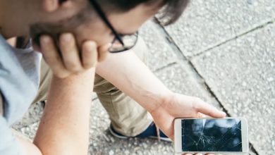 Photo of A man stumbles upon a broken phone by the roadside—when he transfers its SIM card into his own device and dials the contact labeled “Daughter,” his heart nearly stops