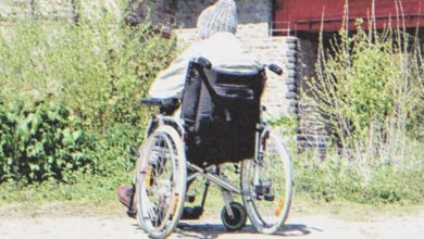 Photo of Forgotten by his own children, a father found himself spending the night outside in his wheelchair