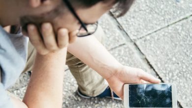 Photo of A man stumbles upon a broken phone on the roadside; when he transfers its SIM card into his own device and dials “Daughter,” his heart nearly stops