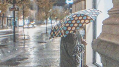 Photo of After the restaurant manager booted an elderly woman seeking shelter, he was stunned to find her the next day, comfortably seated with the owner