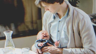 Photo of A young woman demanded that a single dad, accompanied by his crying baby, be thrown out of a cafe—only to unexpectedly cross paths with him later during a job interview.