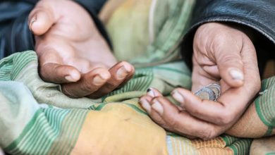 Photo of I allowed a homeless woman to use my garage as a shelter, but one day I entered without knocking and was astonished by her actions