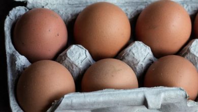 Photo of My husband refused to pick up eggs for our kids—until I caught him handing them over as a gift to his mother