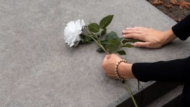 Photo of I gave money to a needy woman with a baby—and the next morning, I was stunned to see her doing something unexpected at my husband’s grave