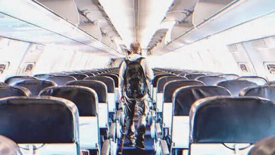 Photo of Just Before Leaving the Plane, the Pilot Spots the Last Passenger — and He Looks Exactly Like Him