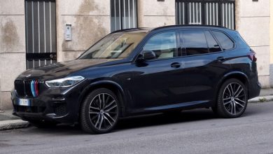 Photo of Wealthy Man Spots His Old School Teacher Living on the Streets – “It’s Your Mother Who Brought Me Here,” the Teacher Says
