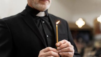 Photo of The priest presiding over the funeral of a wealthy woman leaned in toward her coffin—and what he discovered left him completely shaken