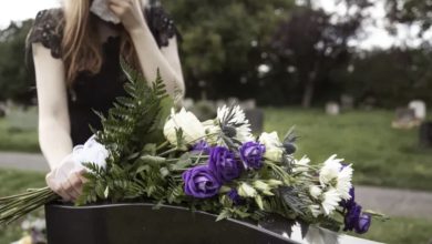 Photo of My sister wouldn’t pitch in for Mom’s funeral expenses—yet at the memorial service, she stood up and insisted she’d footed the entire bill in front of everyone