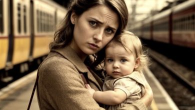 Photo of A woman dropped off a young girl and a suitcase of cash at the bus stop—I kept quiet for three decades, but what happened next blew my mind…