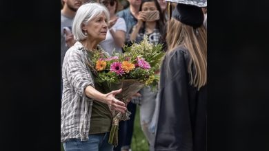 Photo of On her graduation day, she rejected her impoverished mother—only to uncover the shocking reality two years later