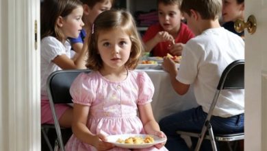 Photo of At dinner with my son’s family, my little granddaughter gently passed me a piece of bread. I smiled at her sweetness—until I saw the thin smear of ketchup shaped into the letters SOS. A cold wave rushed through me. Trying to act natural, I pretended to fumble and dropped the bread onto my shirt. I stood up quickly and brought Lily with me to “clean up.” The moment the bathroom door closed behind us, she whispered in a shaking voice, “Grandma… I just saved you…”