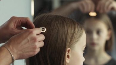 Photo of My 12-year-old daughter kept insisting there was a sharp pain behind her neck, so I took her to the salon. As the stylist worked on her hair, she suddenly froze and whispered, “Ma’am… something is wrong.” I caught her eyes in the mirror and felt myself turn cold. Minutes later, I was driving straight toward the police station.