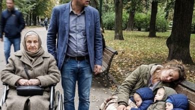 Photo of He Took His Mother for a Quiet Walk—Then a Single Glance at a Park Bench Changed Everything He Thought He Knew
