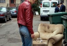 Photo of She Found an Old Sofa Near the Trash and Took It Home — But When Her Husband Opened It, They Discovered Something Hidden That Changed Everything