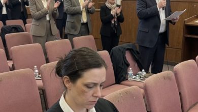 Photo of “My Parents Skipped My Medical School Graduation for a Cruise Celebration—But a Renowned Surgeon Noticed the Empty Seats and Changed Everything”