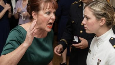 Photo of “A Heated Moment Unfolds in Front of a Crowd During a Military Event, Revealing Emotions No One Saw Coming”