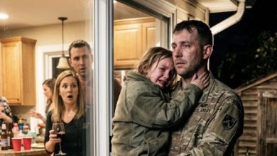 Photo of I Returned From Deployment And Found My Child Outside While The Party Continued Inside