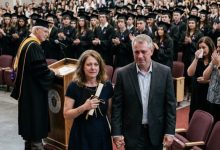 Photo of PART 3:The Empty Chair at Graduation: How a Classmate’s Final Gift Rewrote a Grieving Mother’s Definition of Family Memorials.