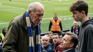 Photo of He Said My 92-Year-Old Grandpa “Wouldn’t Remember the Match”—But What His Teenage Son Did Next Left the Stadium Speechless
