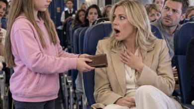 Photo of She Laughed When I Asked for My Seat Back—10 Minutes Later, My Daughter Held Up Something That Wiped the Smile Off Her Face