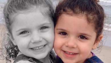 Photo of Three Years After I Buried My Twin Daughter, Her Teacher Looked at Me and Said, “Both of Your Girls Are Doing Great”