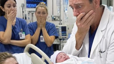 Photo of Minutes After I Gave Birth Alone, the Doctor Looked at My Baby and Started Crying—Then My Ex-Husband Walked Into the Room
