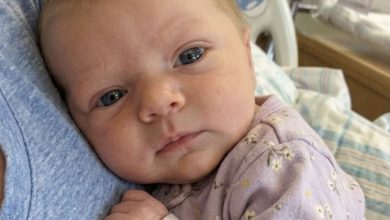 Photo of I Carried a Baby for My Twin Brother After 6 Years of Infertility—Seconds After She Was Born, He Looked at Her and Said, “I Can’t Take Her Home.”