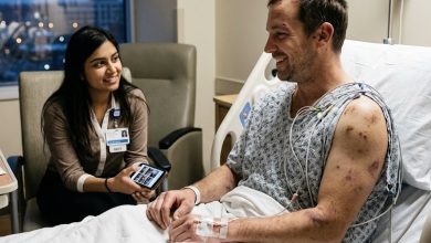 Photo of I Was Smiling in That Hospital Photo—But Ten Minutes Earlier, My Boss Had Told Me Something I Couldn’t Ignore