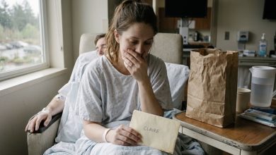 Photo of The Hospital Called About a Man I Hadn’t Spoken to in Seven Years—Then a Nurse Handed Me an Envelope